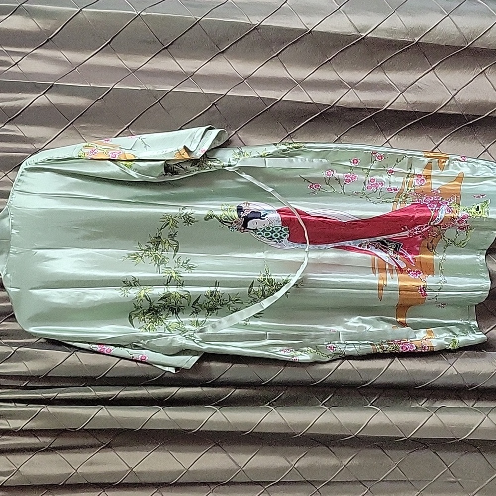NWOT- Asian Sateen Plus Robe - Picture 3 of 3